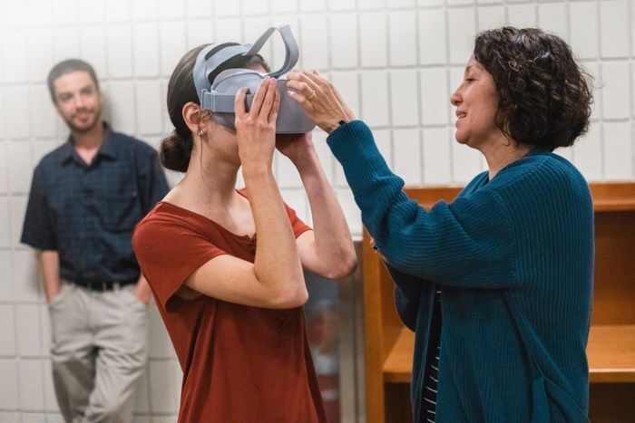 A Penn State New Kensington student tries a virtual reality headset
