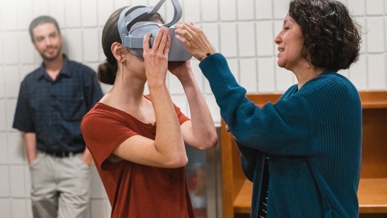 A Penn State New Kensington student tries a virtual reality headset