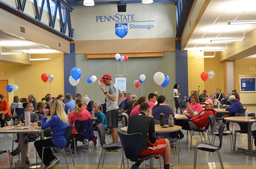 Participants of the 2014 Dr. Jane WIlliams Memorial 5k enjoy refreshments in the Great Hall following the event.